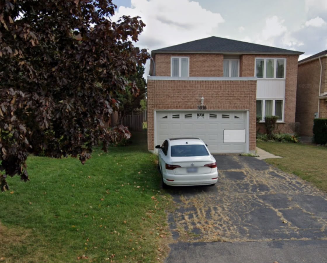 Brick detached home in Mississauga