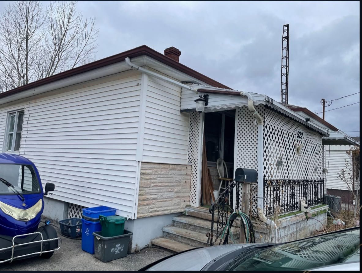 White bungalow with an enclosed porch in Welland